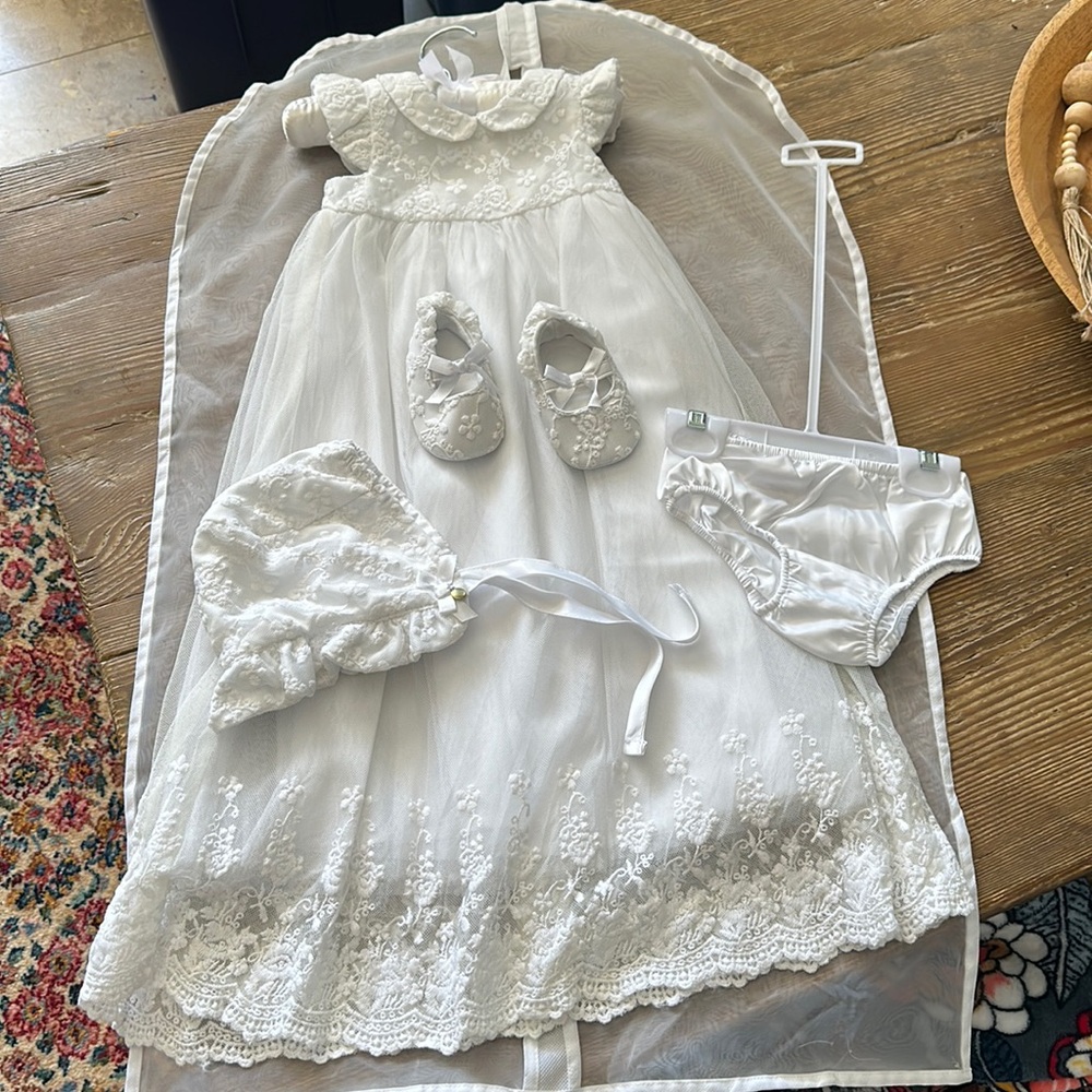 Gorgeous white lace baptism/Christening gown set 0-3 months
